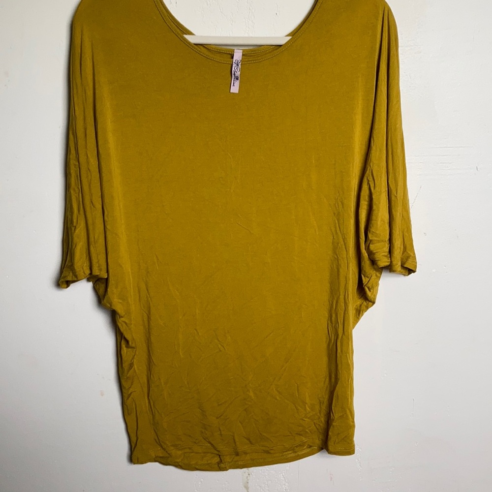 Mustard short sleeve tee size M super soft !